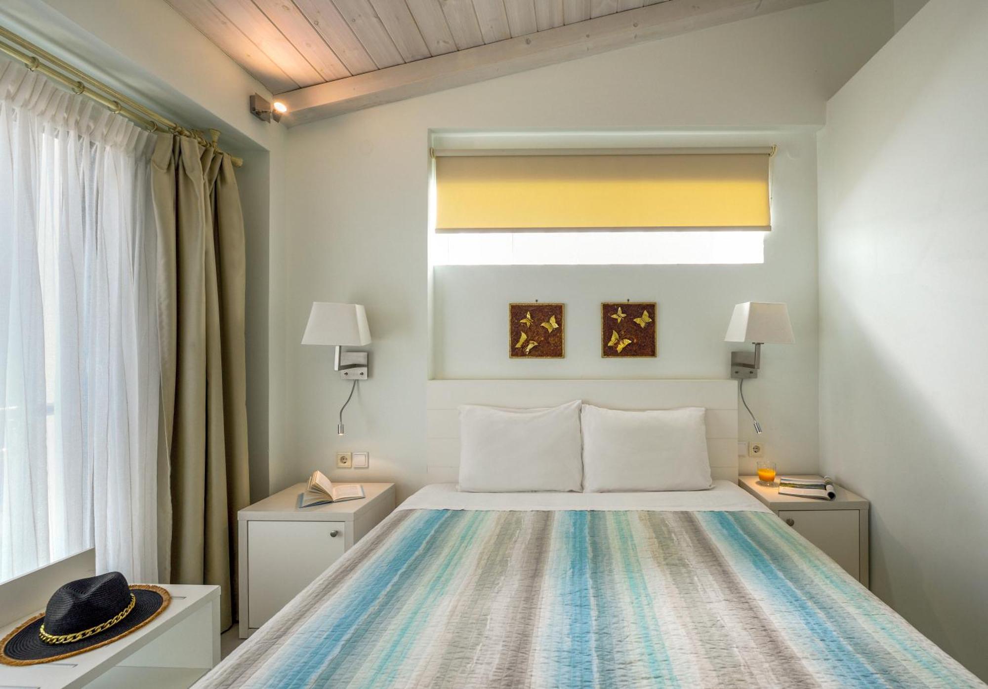 Elpiniki Luxury Apartments 네아 포티데아 외부 사진