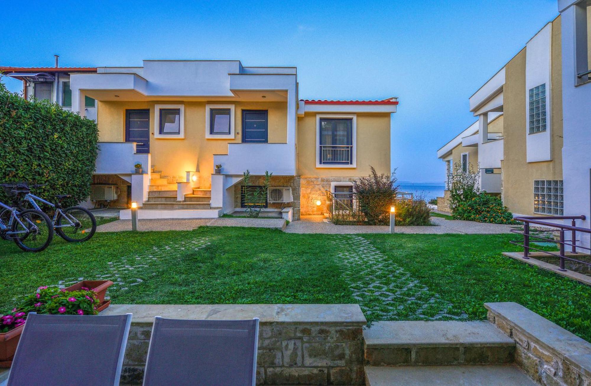 Elpiniki Luxury Apartments 네아 포티데아 외부 사진