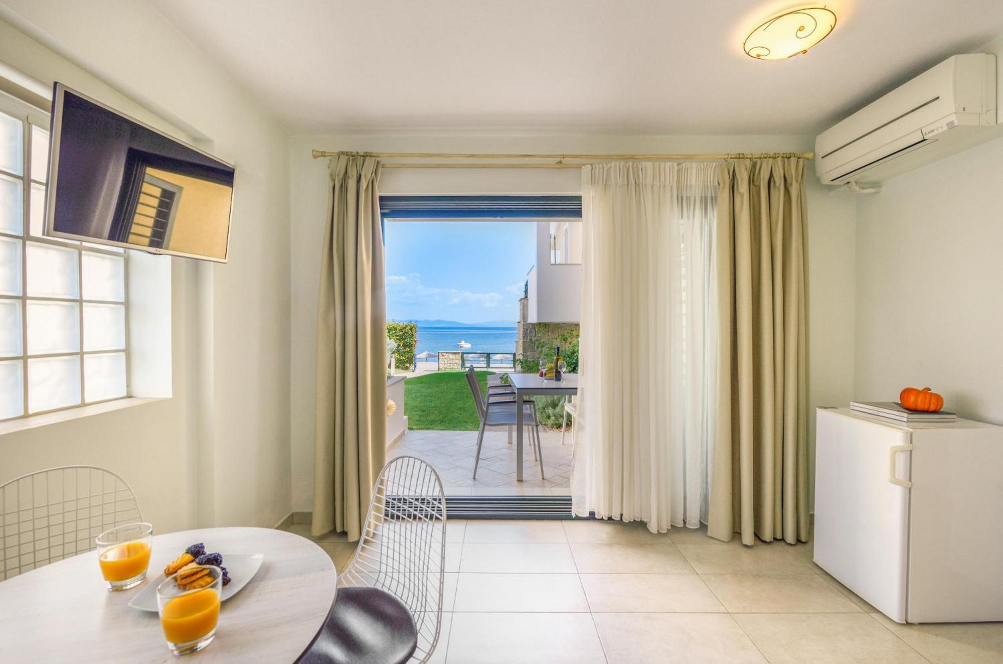 Elpiniki Luxury Apartments 네아 포티데아 외부 사진
